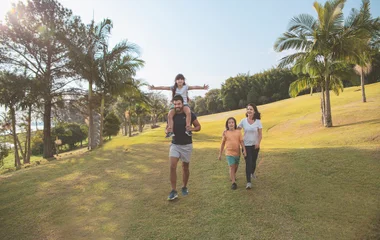 Familia caminando en el resort.