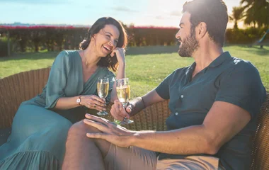 Hombre y mujer con vasos de bebidas en sus manos.