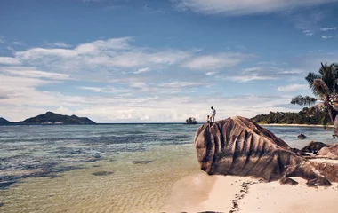 Pareja en la playa de Seychelles.