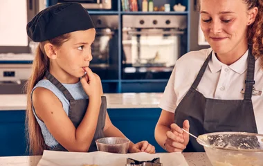 Niña en clase de cocina en el club infantil.
