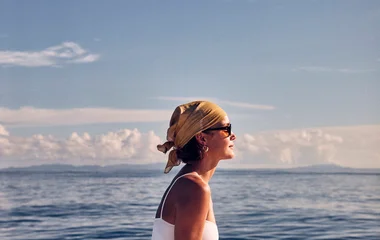 Mujer en un barco en el mar de Seychelles.