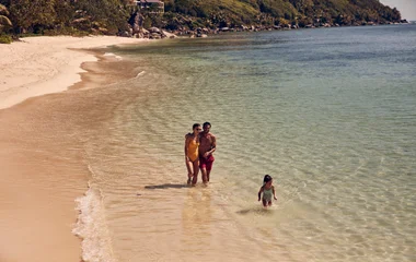 Famille aux Seychelles à la plage