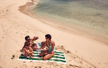 Famille à la plage aux Seychelles