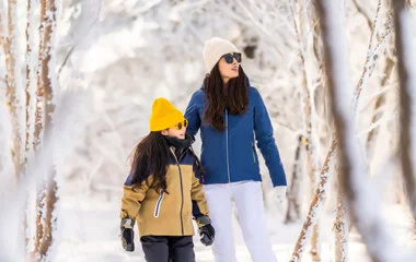 Adulto e criança na neve.