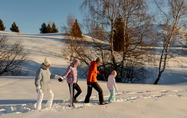 Balade en famille dans la neige à l'Alpe d'Huez