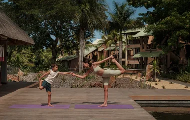 Niño en clase de yoga.