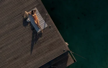 Mujer tumbada cerca del mar.