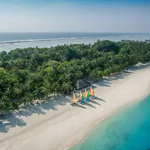 Panorama di una spiaggia Club Med Finolhu e vista sull’oceano turchese