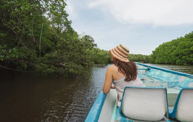 Mujer en paseo por manglar.