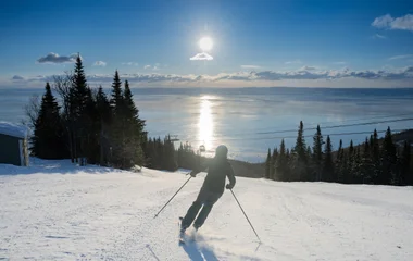 Pessoa descendo de esqui