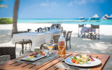 Mesa con platos del restaurante de Club Med.