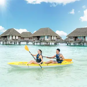 Casal no caiaque nas Maldivas