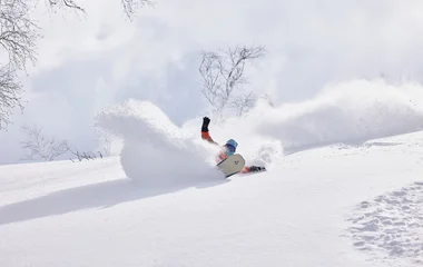 Homem praticando snowboard.