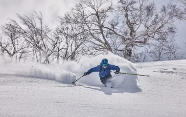 Homem praticando esqui na Ásia.