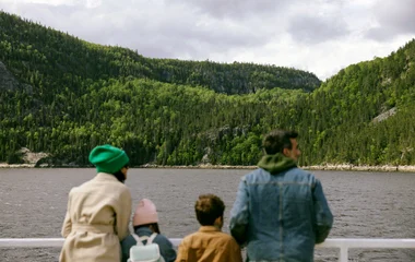 Familia cerca del río.