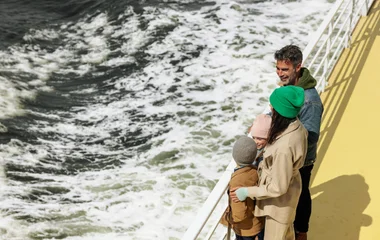 Familia en una excursión para avistar ballenas.