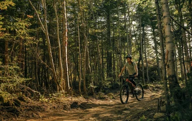 Persona practicando ciclismo de montaña.