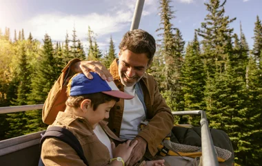 Padre e hijo en un teleférico.