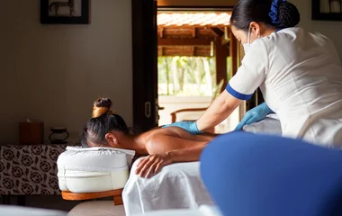 Mujer recibiendo masaje en las espaldas.