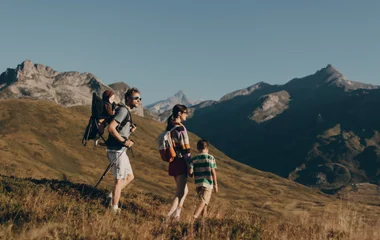 Famille en randonnée à la montagne