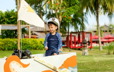 Menino brincando de capitão pirata