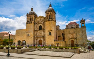 Fachada colonial amarela da Catedral Primada de América em Santo Domingo localizada na praça central de pedras irregulares