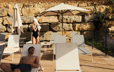 Couple à Magna Marbella au bord de la piscine