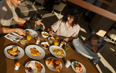 Familia fazendo uma refeição