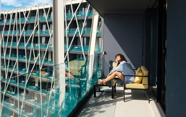 Femme sur son balcon à Marbella en Andalousie