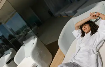 Mulher deitada em cadeira do spa do resort.