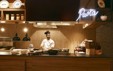 Chef na estação de pasta no restaurante "Le Bellevarde"" no Club Med Val d'Isère