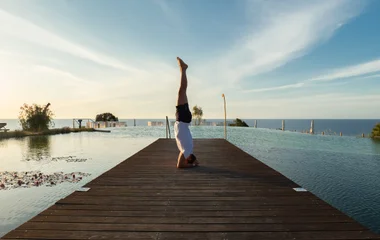 Hombre practicando yoga.