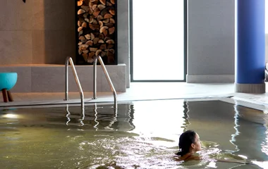 Mujer en la piscina.