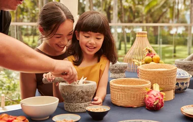 Mãe e filha na aula de culinária