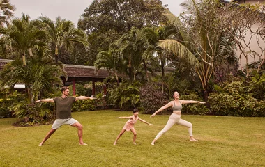 Família fazendo yoga