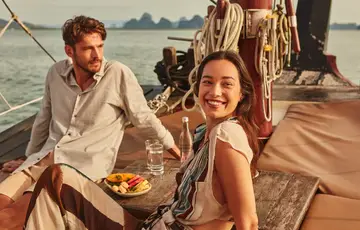 Casal em passeio de barco.