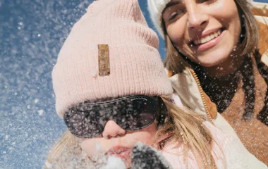 Crianças aprendendo a esquiar com instrutores no resort de neve Club Med