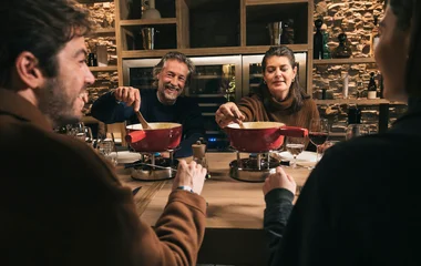 Família comendo fondue no jantar