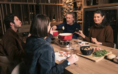 Pessoas jantando fondue.