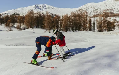 Clase de esqui con un niño.