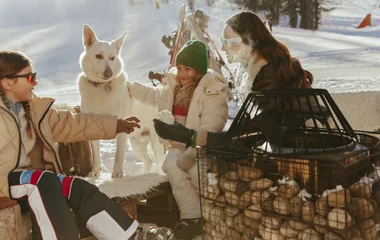 Pais e filho em momento no café da tarde