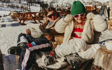 Enfants lisant le journal à Pragelato Sestriere