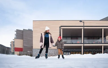 Madre e hijo frente al resort.