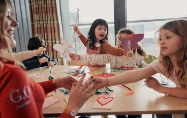 Enfants en plein atelier créatif