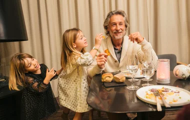 Família comendo e bebendo do lado interno do resort.