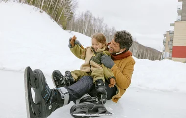Família se divertindo na neve em resort Club Med no Canadá.