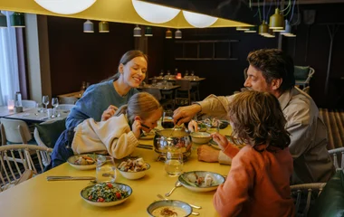 Familia comiendo fondue.