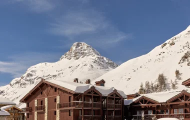 Parte do Club Med Serre Chevalier rodeado por montanhas de neve.