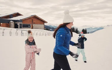 Go brincando com as crianças na neve