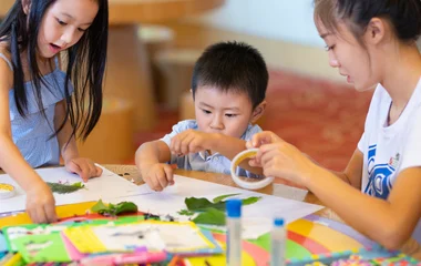 Niños en el club infantil.